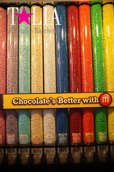 Драже на любой вкус можно набирать вот из таких труб. Магазин M&M's на Таймс Сквер в Нью-Йорке