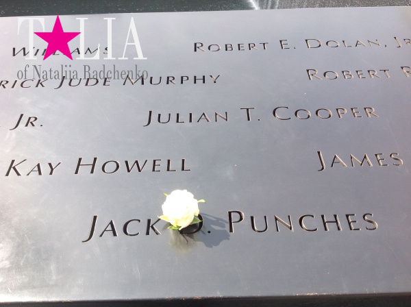 Родственники погибших приносят цветы к Мемориалу 9/11.
