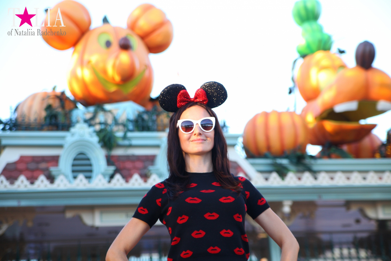 How to celebrate Halloween at the American Disneyland - decoration of the park for Halloween