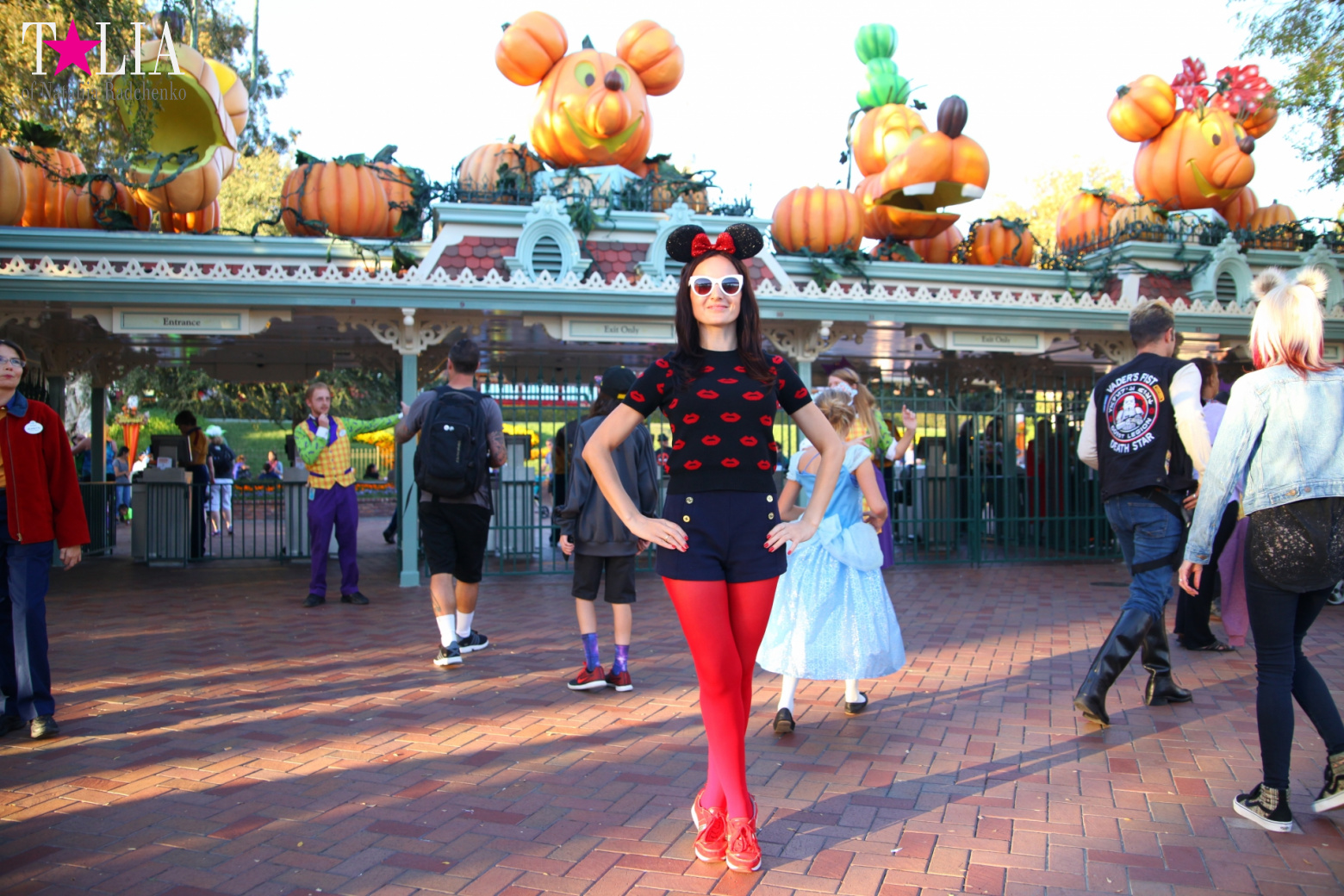How to celebrate Halloween at the American Disneyland decoration of